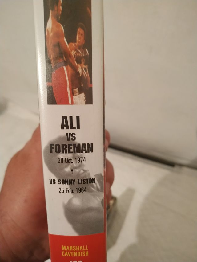 Ali VHS+ filma i combattimenti originali.