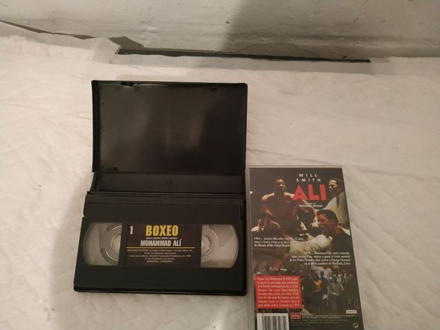 Ali VHS+ filma i combattimenti originali.