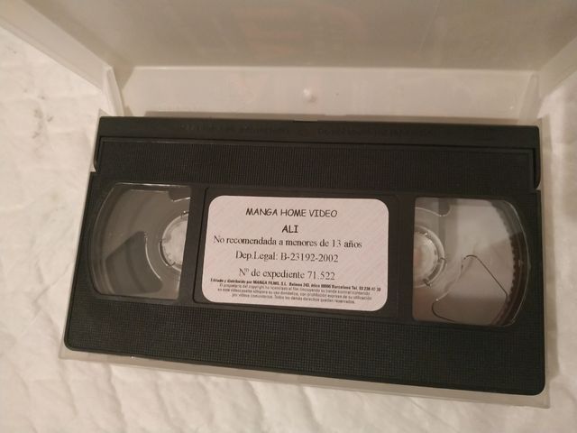 Ali VHS+ filma i combattimenti originali.