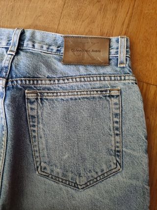 Tejanos Calvin Klein de mujer de segunda mano por 20 EUR en Pozuelo de  Alarcón en WALLAPOP