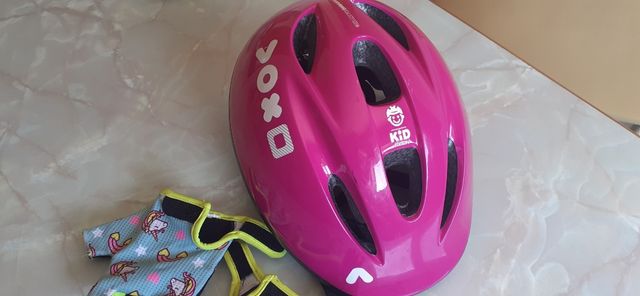 casco y guantes bicicleta