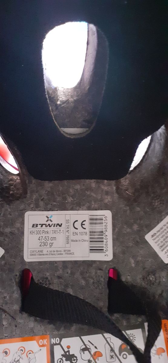 casco y guantes bicicleta