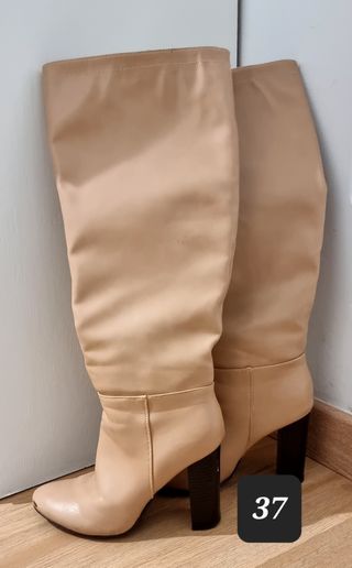 Botas altas tacon beige de segunda mano por 7 EUR en Mérida en WALLAPOP