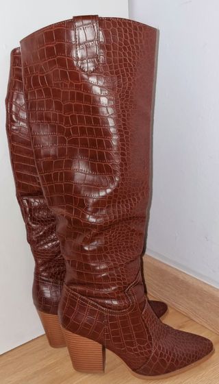 Botas altas tacón marrón de segunda mano por 6 EUR en Mérida en WALLAPOP