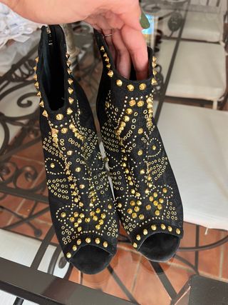 Botín tacón fiesta Zara 40 de segunda mano por 10 EUR en Soto del Real en  WALLAPOP