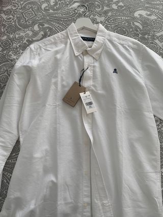 Camisa blanca scalpers de segunda mano por 50 EUR en Barcelona en WALLAPOP