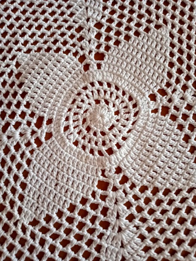 mantel de crochet para mesa redonda echo a mano