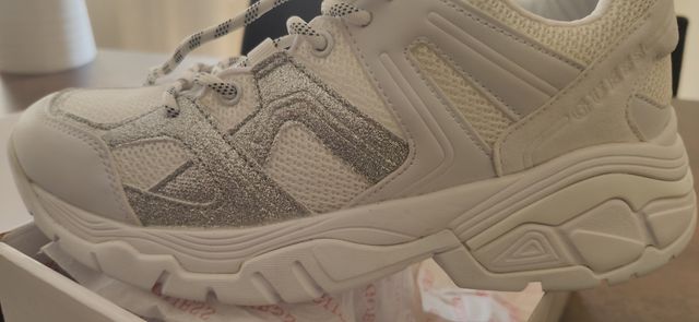 zapatillas Guess talla 39.blancas.