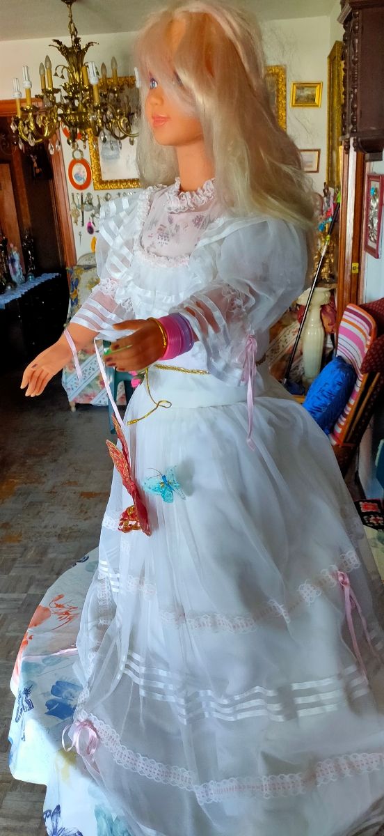 muñeca de más de un metro de altura