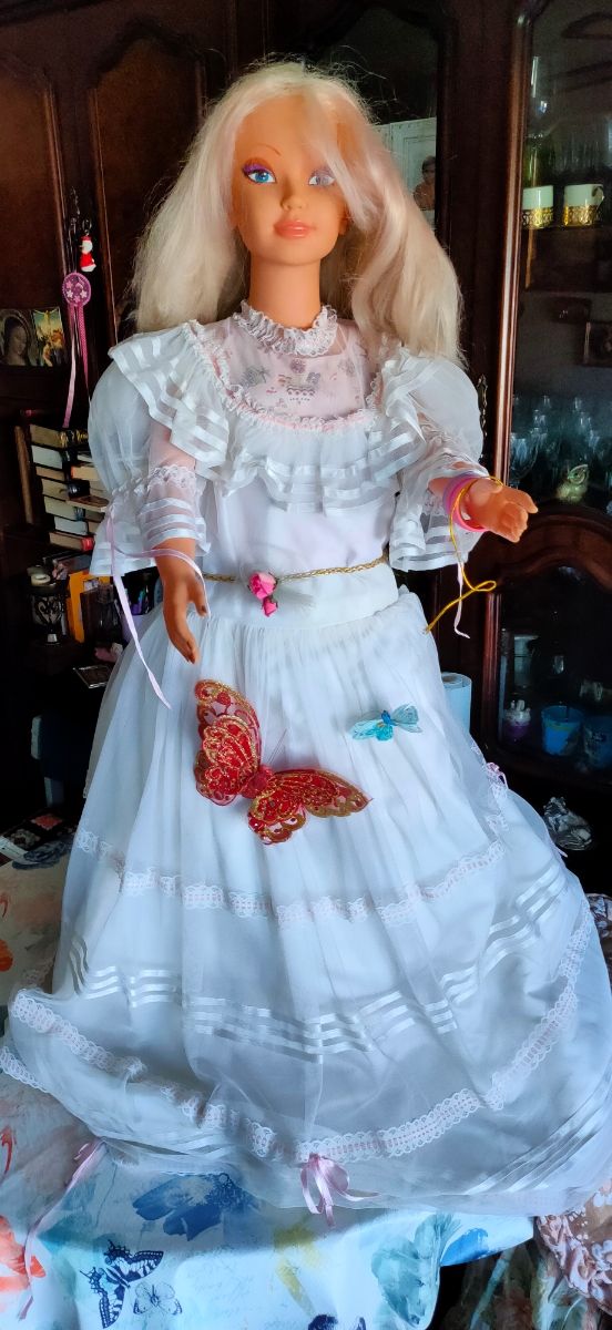 muñeca de más de un metro de altura