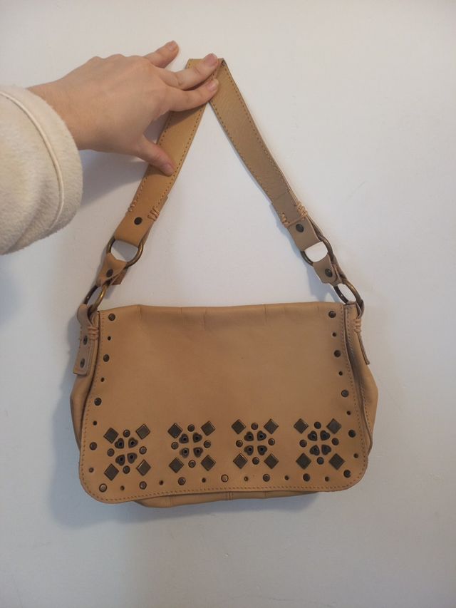 bolso cuero beige tachuelas
