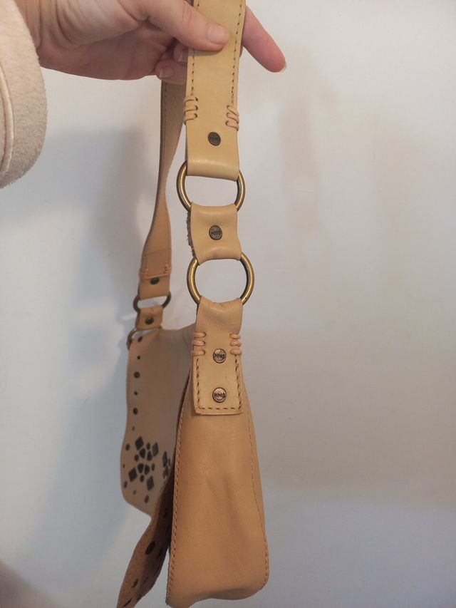 bolso cuero beige tachuelas