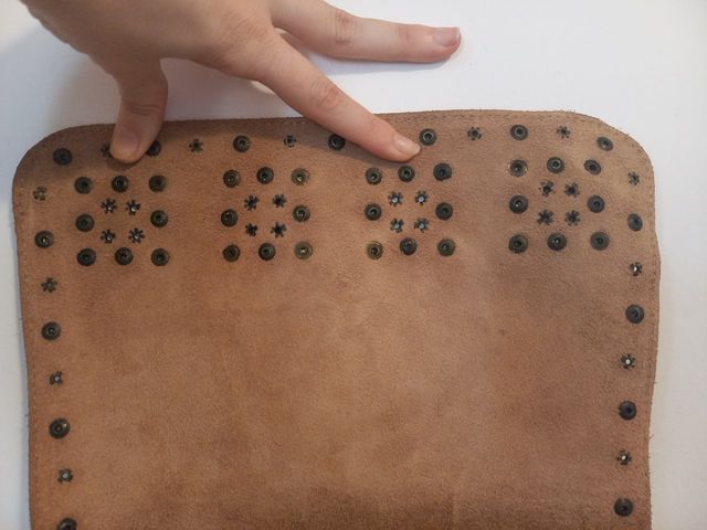 bolso cuero beige tachuelas