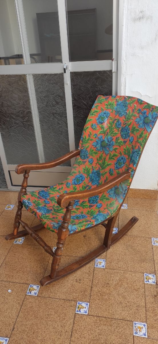 Mecedora de madera.