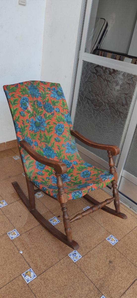 Mecedora de madera.