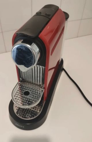 CAFETERA NESPRESSO KRUPS CITIZ FUNCIONA PERO GOTEA de segunda mano por 25  EUR en Barcelona en WALLAPOP