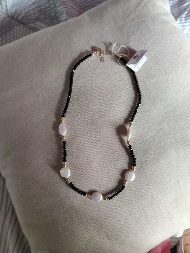 collar de perlas redondeadas y chapado 