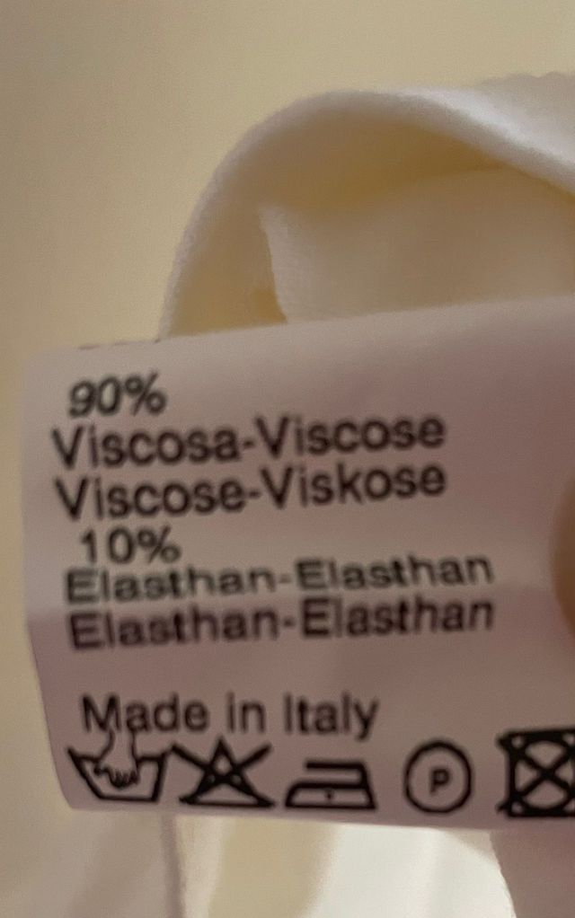 Maglietta con scollo decorato