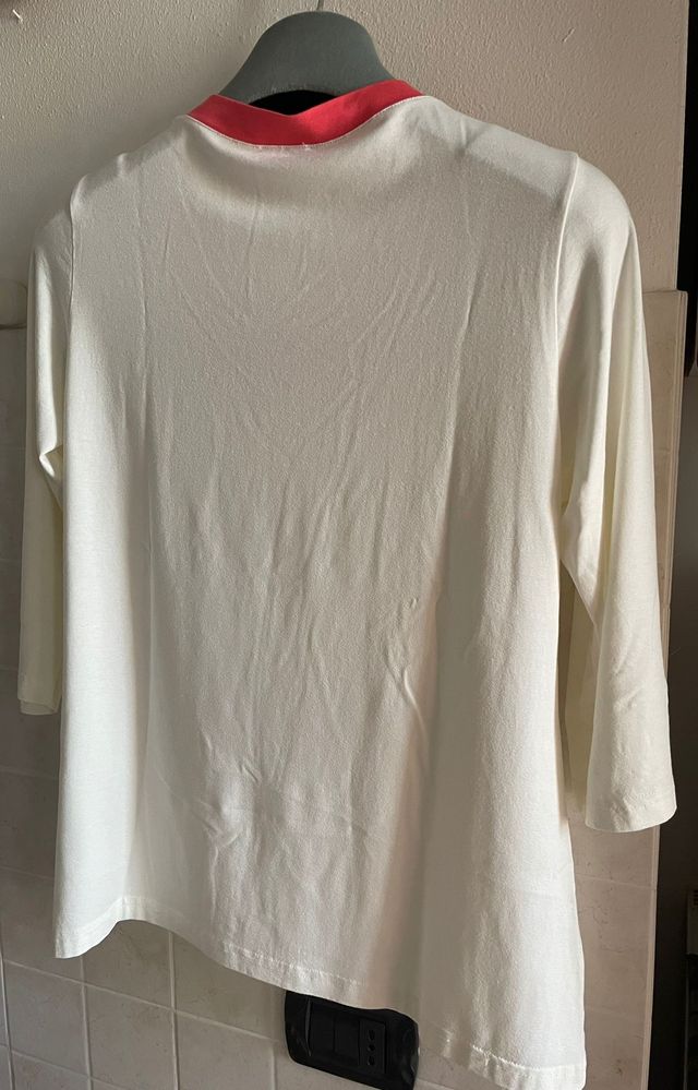 Maglietta con scollo decorato