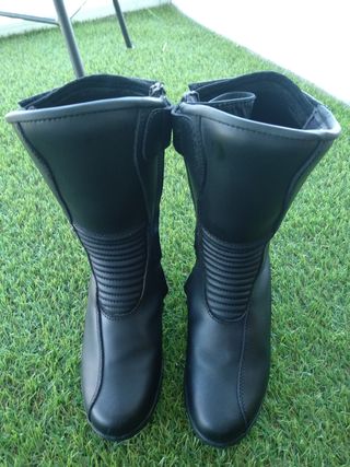 Botas mujer moto talla 37 de segunda mano por 29 EUR en Leganés en WALLAPOP