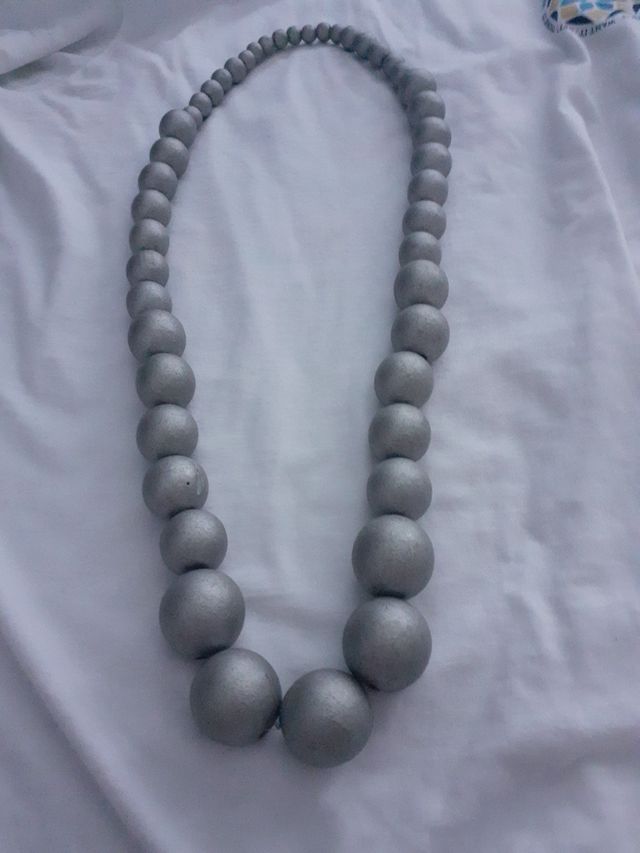 Collar bolas plata madera