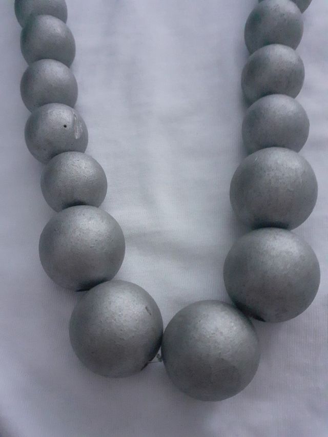 Collar bolas plata madera