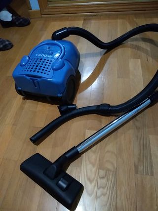 Aspiradora bluesky Modelo BVC 1600 como nueva de segunda mano por 10 EUR en  Emisora Radio Elect Campillo en WALLAPOP