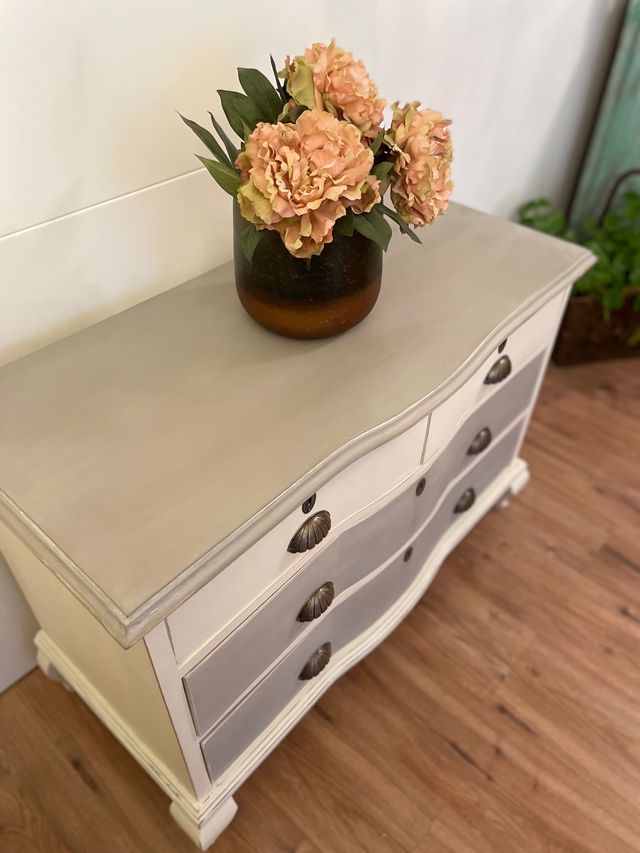 Cómoda restaurada totalmente