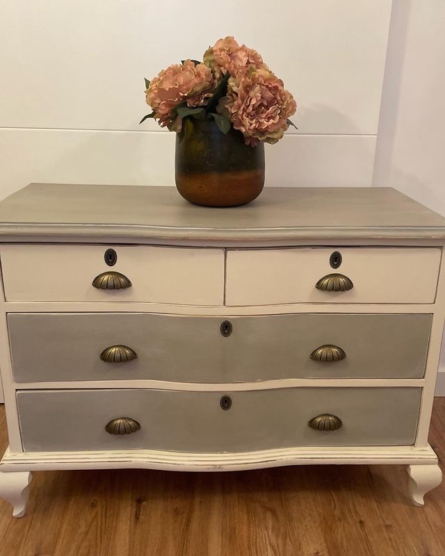 Cómoda restaurada totalmente