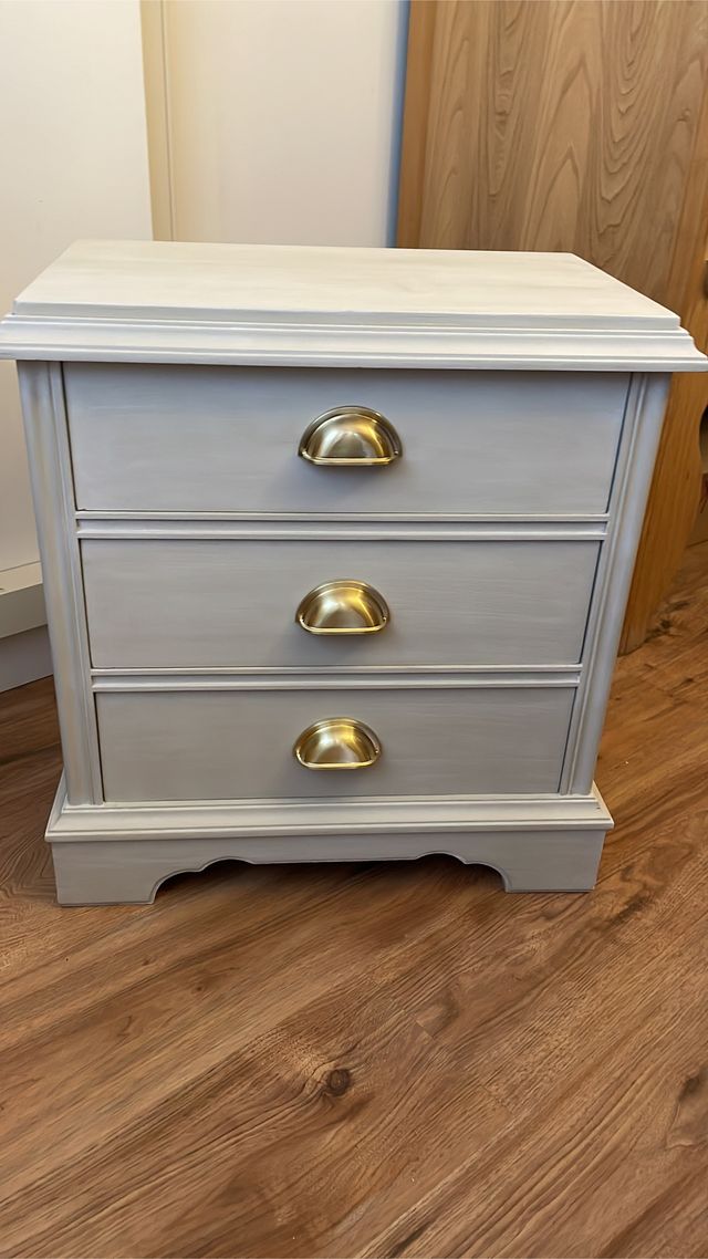 Cómoda y mesilla restauradas por encargo