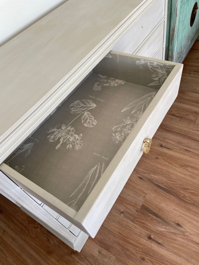 Cómoda y mesilla restauradas por encargo