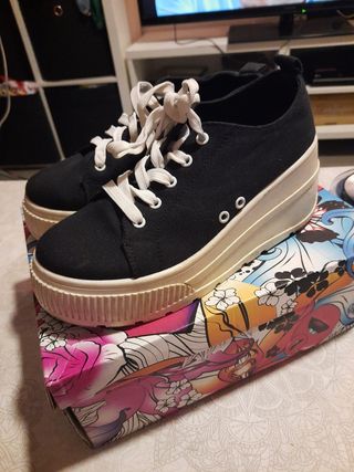 Zapatillas plataforma Foxy Up negras de segunda mano por 12 EUR en Madrid  en WALLAPOP