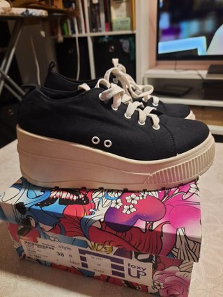 Zapatillas plataforma Foxy Up negras de segunda mano por 12 EUR en Madrid  en WALLAPOP