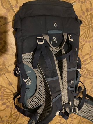 Mochila de montaña\\/ senderismo Quechua MH500 de segunda mano por 30 EUR en  Barcelona en WALLAPOP