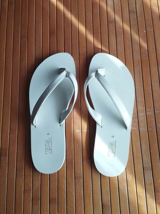Sandalias dedo Zara de segunda mano por 6 EUR en Getafe en WALLAPOP
