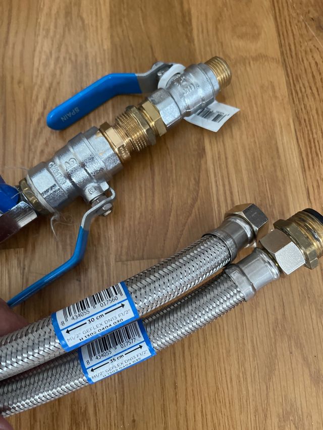 Válvulas esfera y Latiguillos (4 unidades)