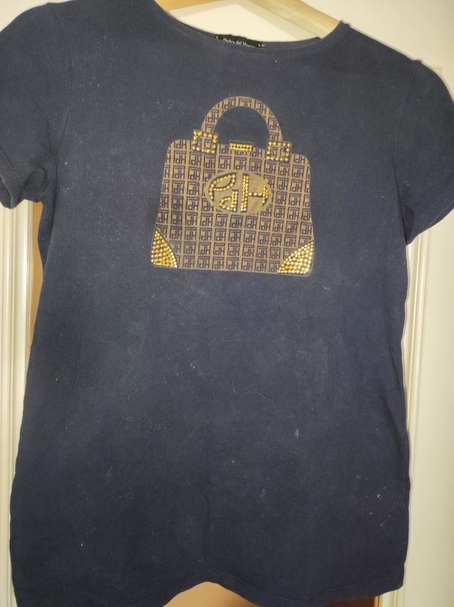 camiseta con bolso dorado de pedro del hierro