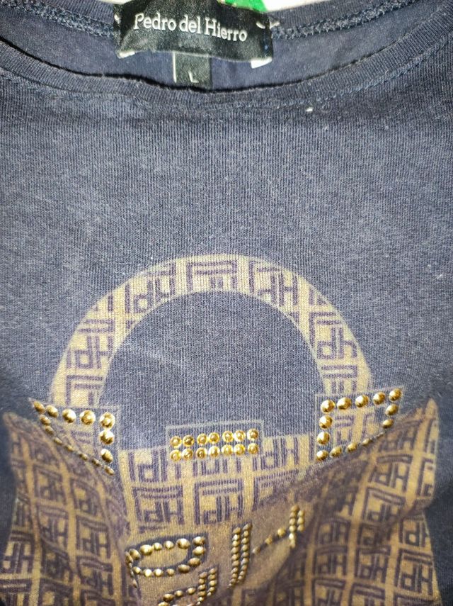 camiseta con bolso dorado de pedro del hierro