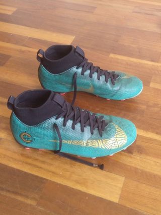 Zapatillas botas fútbol Nike Mercurial talla 35 de segunda mano por 7 EUR  en Valencia en WALLAPOP