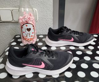 Zapatillas Nike, Talla 37.5 de segunda mano por 18 EUR en San Lorenzo de El  Escorial en WALLAPOP