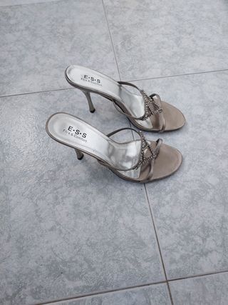 Sandalias de vestir color plata de segunda mano por 10 EUR en Arroyo de La  Miel en WALLAPOP