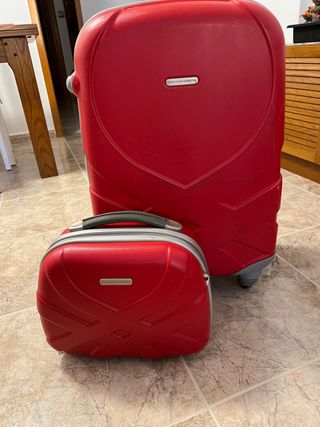 JUEGO DE MALETAS DE VIAJE BENETTON de segunda mano por 40 EUR en Mataró en  WALLAPOP