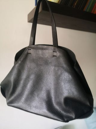 Bolso piel negro Zara de segunda mano por 15 EUR en Barcelona en WALLAPOP