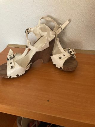 Sandalias blancas tacón y cuña madera de segunda mano por 5 EUR en Teruel  en WALLAPOP