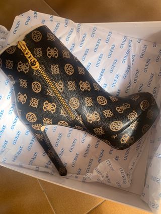 Botines tacon Guess de segunda mano por 230 EUR en Vilanova i la Geltrú en  WALLAPOP