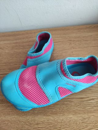 Zapatillas agua Tribord de segunda mano por 5 EUR en Girona en WALLAPOP