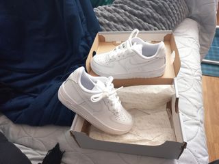 Vendo air force 1 para niño 28.5 de segunda mano por 50 EUR en Madrid en  WALLAPOP