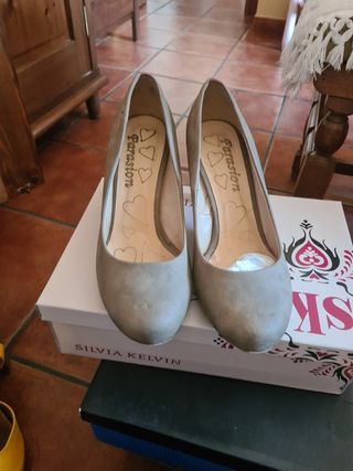 Tacones beis número 41 de segunda mano por 8 EUR en Antequera en WALLAPOP