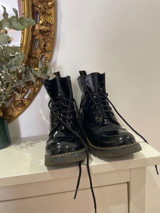 Botas negras imitación Dr. Martens de segunda mano por 9 EUR en Madrid en  WALLAPOP