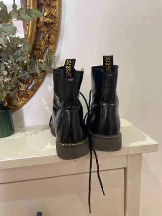 Botas negras imitación Dr. Martens de segunda mano por 9 EUR en Madrid en  WALLAPOP